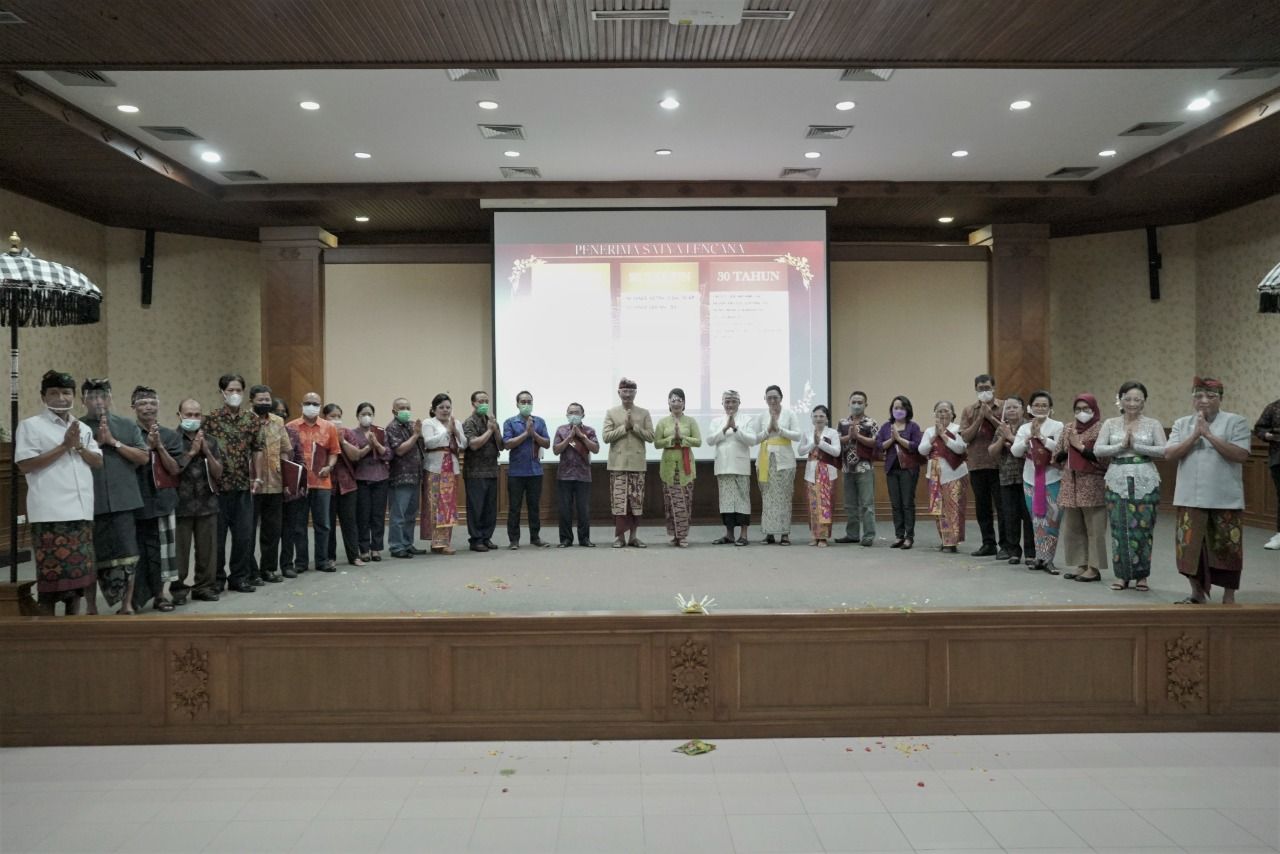 podiumnews.com-Penghargaan untuk Pegawai Prestasi DP2KBP3A Badung